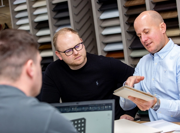 Beratende Gespräche für eine Präzise Traversen & Schmalteile Montage