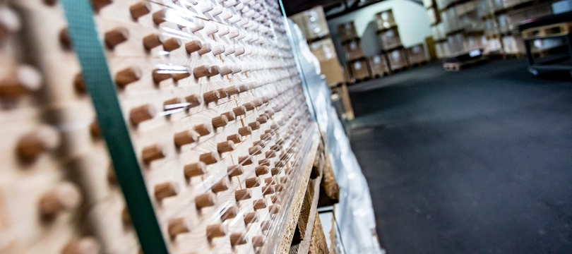 Detailaufnahme von Holzdübeln die in einem Möbelfront stecken und im Lager stehen