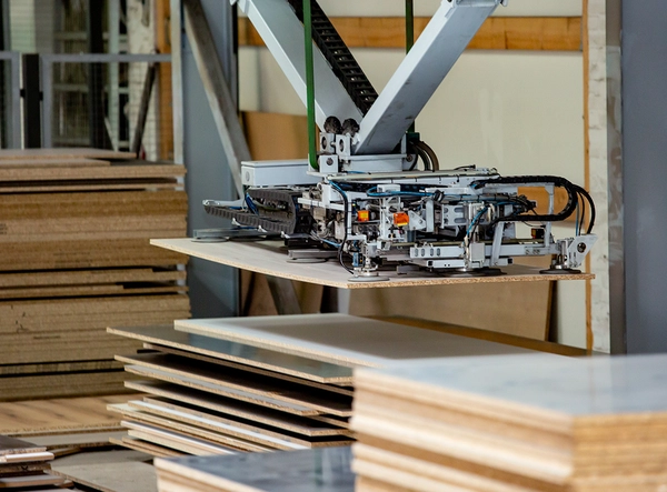 Automatisierungsprozess eines Handlingroboters, der eine Holzplatte ansaugt