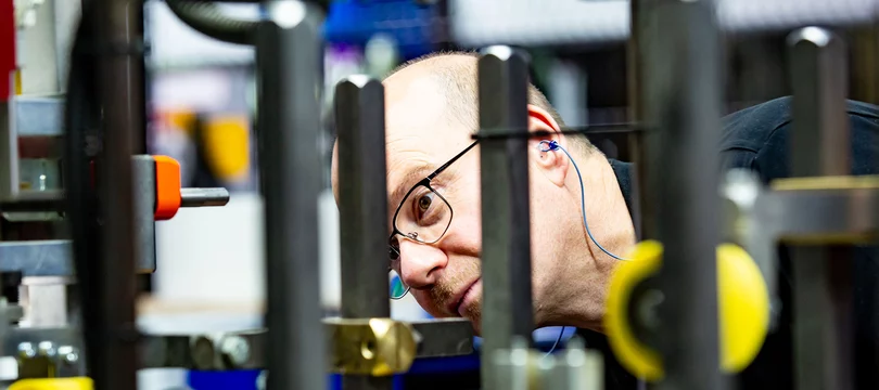 Ein Mitarbeiter von Schiermeier & Niermann kontrolliert in der Produktion