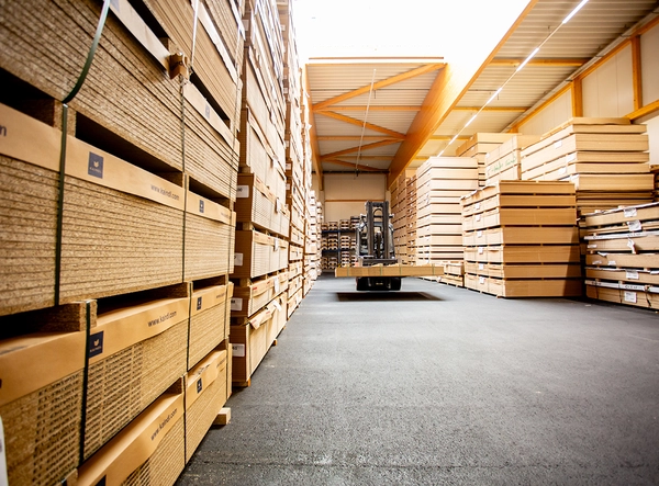 Lager von Schiermeier & Niermann mit großen Raegallagern auf denen Paletten von Holz gestapelt ist