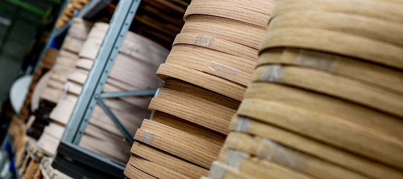 Regal mit verschiedenen Holzvarianten stehen zur Auswahl, damit der Systemanbieter ein große Auswahl vorlegen kann. 